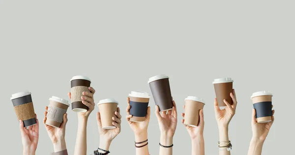 Mnoho Různých Ruce Zvedl Držící Šálek Kávy — Stock fotografie