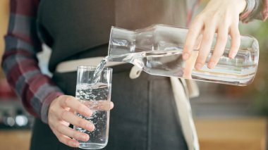 Şişeden bir bardağa su dök