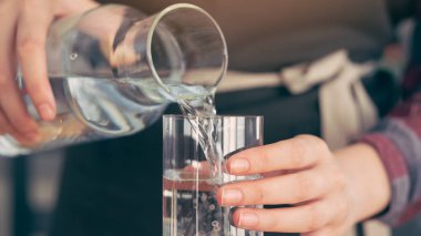 Şişeden bir bardağa su dök