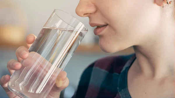 Jeune Femme Boit Verre Eau — Photo