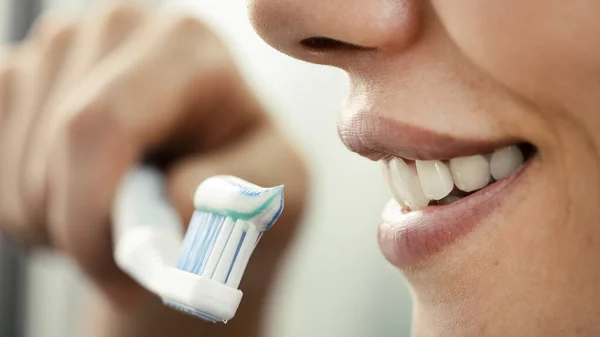 Mujer Joven Cepillándose Los Dientes — Foto de Stock