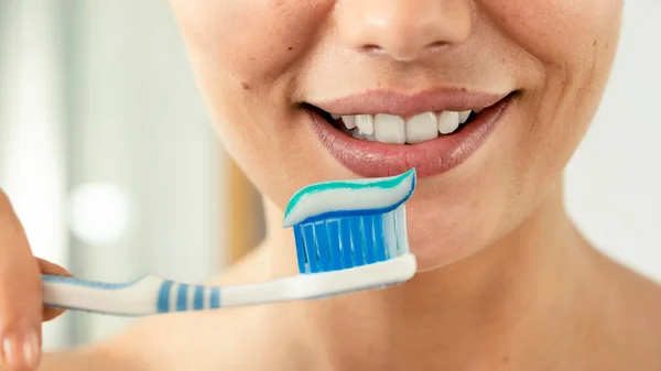 Mujer Joven Cepillándose Los Dientes — Foto de Stock