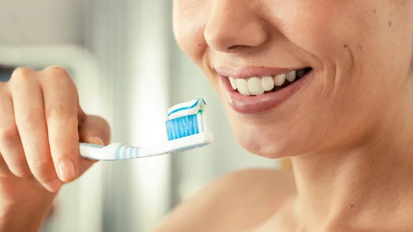 Wanita Muda Menggosok Giginya — Stok Foto