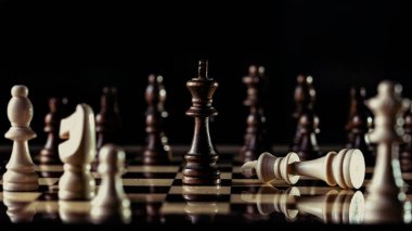 Satranç tahtasındaki satranç taşları