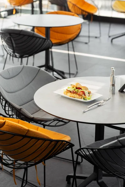 Croissant Szendvics Szalonnával Paradicsommal Salátával Fehér Tányéron Világos Háttérrel Continental — Stock Fotó