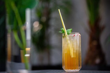 Limonlu ve naneli portakallı mojito kokteyli, soğuk, ferahlatıcı içecek ya da parlak arka planda buzlu içecek. Genel görünüm, kopyalama alanı. Kafe menüsü reklamı