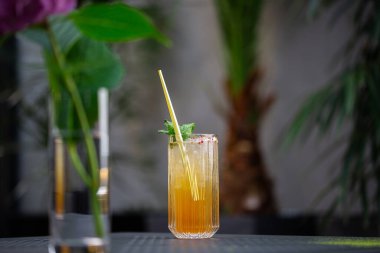 Limonlu ve naneli portakallı mojito kokteyli, soğuk, ferahlatıcı içecek ya da parlak arka planda buzlu içecek. Genel görünüm, kopyalama alanı. Kafe menüsü reklamı