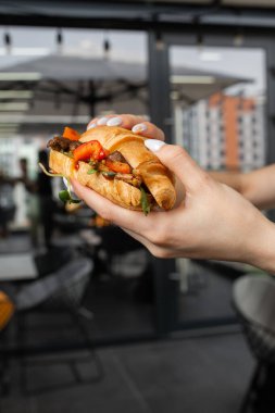 Et, domates ve marul salatalı kruvasan sandviçi. Avrupai kahvaltı.