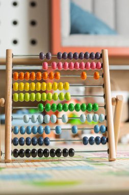 Çocukların tahta oyuncağı. Çocuk bir tasnif makinesi topluyor. Çocuklar için eğitici mantık oyuncakları. Çocukların elleri, yakın plan. Çocuk Gelişimi için Montessori Oyunları