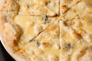 Dört peynirli pizza quattro maggi yakın çekim fotoğraf.