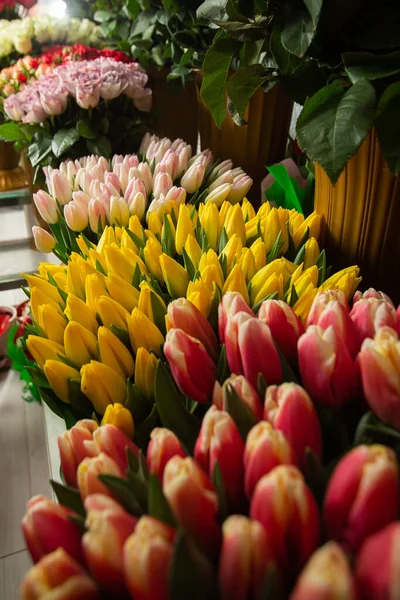 Багато Різних Кольорів Столу Квітковому Магазині Вітрина Тло Міксу Квітів — стокове фото