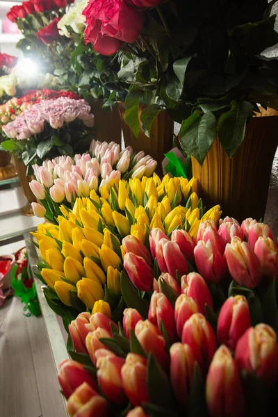 Muchos Colores Diferentes Mesa Pie Tienda Flores Escaparate Fondo Mezcla —  Fotos de Stock