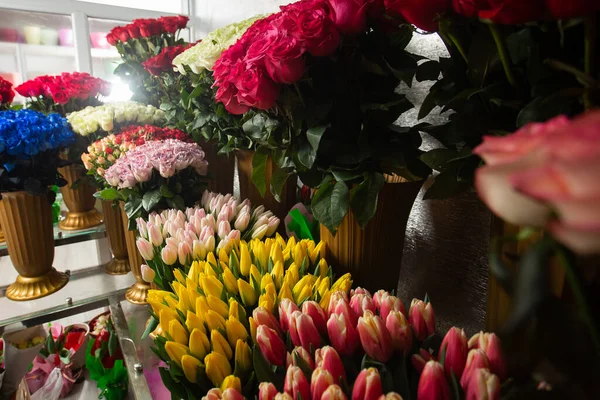 花店的桌子上有许多不同的颜色 展示的 花朵混合的背景 漂亮的花朵供目录或网上商店用 花店和送货概念 — 图库照片
