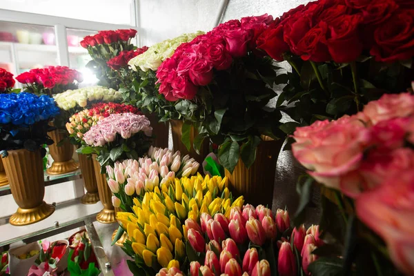 花店的桌子上有许多不同的颜色 展示的 花朵混合的背景 漂亮的花朵供目录或网上商店用 花店和送货概念 — 图库照片