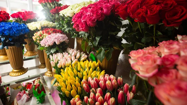 Çiçekçide standın üzerinde birçok farklı renkler var. Gösteriş. Çiçeklerin karışımı. Katalog ya da çevrimiçi mağaza için güzel çiçekler. Çiçek dükkanı ve teslimat konsepti.