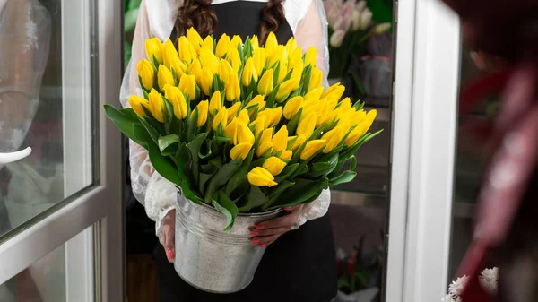Tulipanes Color Amarillo Mano Mujer Joven Mujer Hermosa Sosteniendo Ramo —  Fotos de Stock
