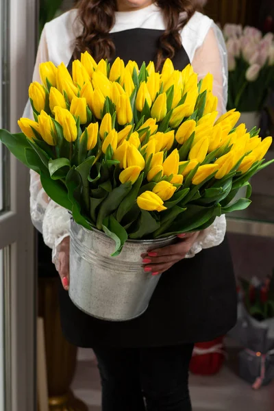 Gelbe Tulpen Frauenhand Junge Schöne Frau Mit Einem Frühlingsstrauß Ein — Stockfoto