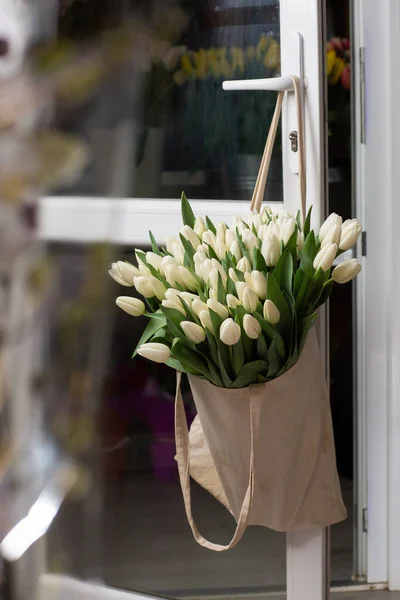 Композиція Красивими Свіжими Квітами Білі Тюльпани Еко Сумці Звисає Дверній — стокове фото