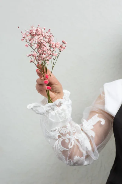 Vrouwelijke Hand Met Een Boeket Roze Gypsophila Bloemen Baby Adem — Stockfoto