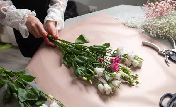 Una Florista Femenina Envolviendo Hermoso Ramo Con Papel Mesa Vista —  Fotos de Stock