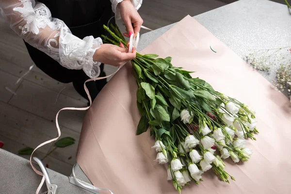 Una Florista Femenina Envolviendo Hermoso Ramo Con Papel Mesa Vista —  Fotos de Stock