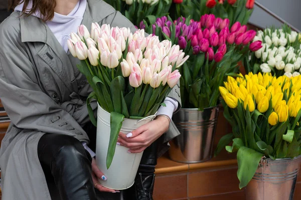 튤립을 배경에 스프링 부케를 아름다운 꽃다발 가게의 — 스톡 사진