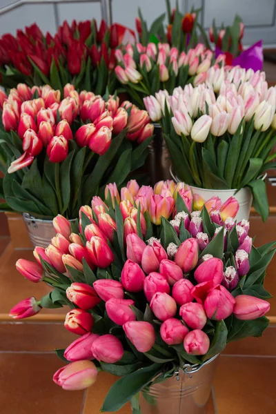 Çiçekçide Stantta Ahşap Masada Çok Farklı Renkler Var Gösteriş Çiçeklerin — Stok fotoğraf