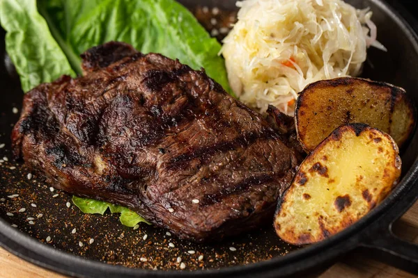 Grillezett Steak Sült Arany Burgonyával Savanyú Káposztával Vörös Mártással Tálalva — Stock Fotó