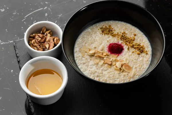 Gachas Sémola Para Desayuno Avena Con Frutos Secos Tazón Negro — Foto de Stock