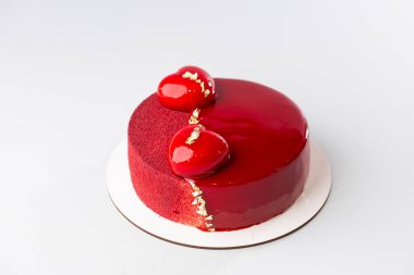 Kırmızı ayna yarı camlı ve küçük kalpleri ve altınları olan kadife kaplamalı.