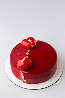 Kırmızı ayna yarı camlı ve küçük kalpleri ve altınları olan kadife kaplamalı.