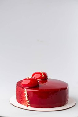 Kırmızı ayna yarı camlı ve küçük kalpleri ve altınları olan kadife kaplamalı.