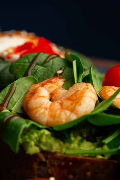 Buckwheat Bread Toasts Poached Egg Sliced Avocado Shrimps Tomatoes Lettuce — Stock Photo, Image