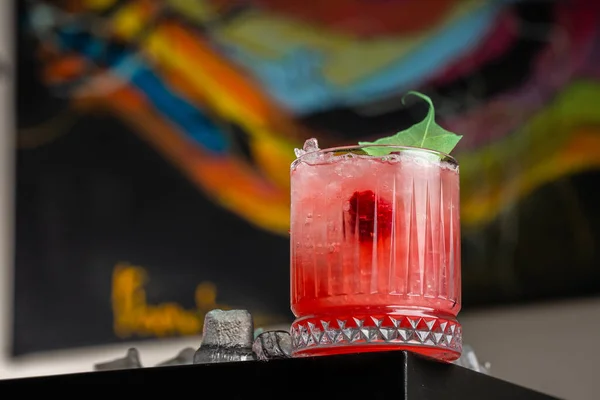 Glas Med Jordgubbsmojito Cocktail Med Citron Och Mynta Kall Uppfriskande — Stockfoto