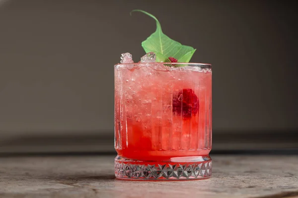 Glas Met Aardbeienmojito Cocktail Met Citroen Munt Koud Verfrissend Drankje — Stockfoto