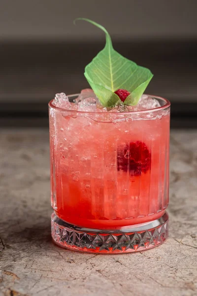 Glas Met Aardbeienmojito Cocktail Met Citroen Munt Koud Verfrissend Drankje — Stockfoto