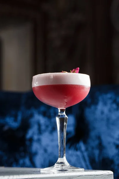 Pink Clover Club Cocktail Coupe Glass Layer Foam Flower Garnish — ストック写真