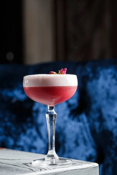 Cocktail Pink Clover Club Vetro Coupe Con Strato Schiuma Fiore — Foto Stock