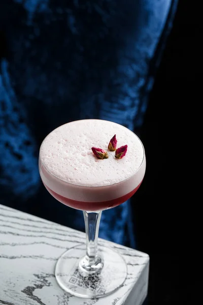 Cocktail Pink Clover Club Vetro Coupe Con Strato Schiuma Fiore — Foto Stock