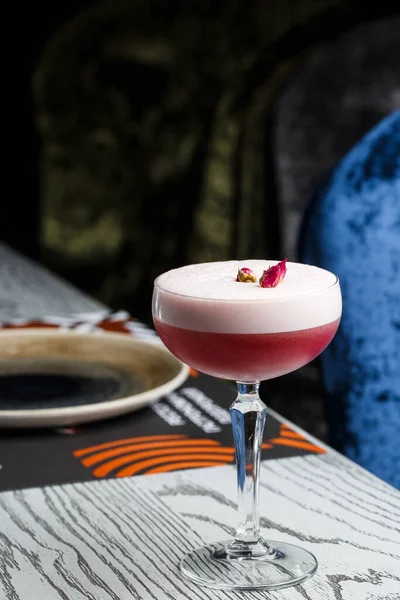 Pink Clover Club Cocktail Coupé Glas Mit Schaumstoffschicht Und Blumengarnitur — Stockfoto