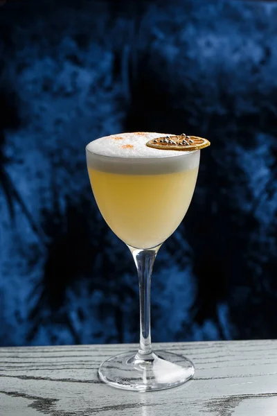 Glas Med Gul Citron Cocktail Dekorerad Med Torkad Ananas Och — Stockfoto