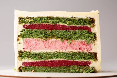 Beyaz arka planda, tatlı bir pasta ikiye bölünür, pasta ikiye bölünür, dolgu ve bisküviler görünür hale gelir. Ürünlerin katalog tanıtımı. Minimalist stil. Boşluğu kopyala