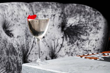 Bir bardak daiquiri kokteyli ve açık havada tahta masada yaz çiçekleri içmek. Yaz ferahlatıcı alkollü narenciye kokteyli