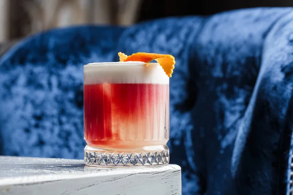 Klassischer Altmodischer Roter Cocktail Retro Glas Mit Eis Und Orangenschale — Stockfoto