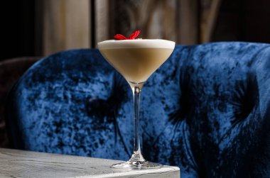 Mavi yansıtıcı arka planda kahve kokteylleri ve likör. Metnin için boşluk kopyala