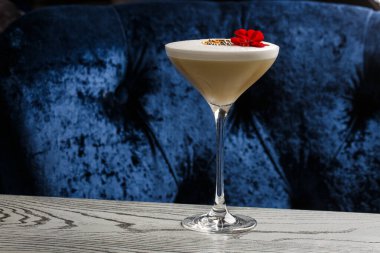 Mavi yansıtıcı arka planda kahve kokteylleri ve likör. Metnin için boşluk kopyala