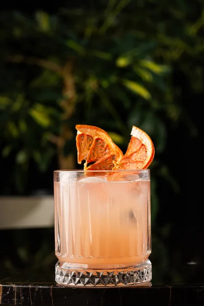Bicchiere Cocktail Arancio Classico Tavolo Vetro Nel Ristorante Del Night — Foto Stock
