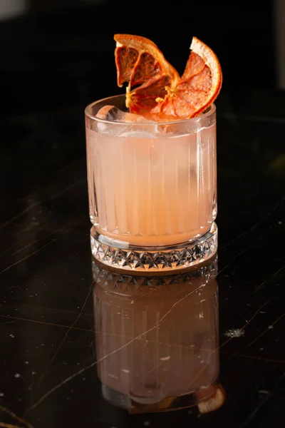 Классический Оранжевый Коктейльный Бокал Стеклянном Столе Ресторане Ночного Клуба Алкогольный — стоковое фото