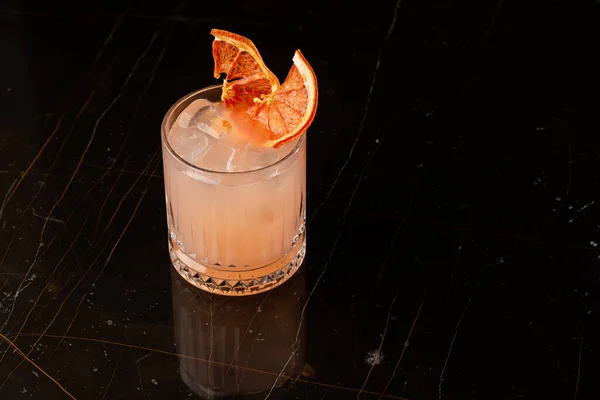 夜总会餐厅玻璃桌上的经典橙色鸡尾酒杯 酒精鸡尾酒饮料装饰桔子片 现代酒精饮料 — 图库照片
