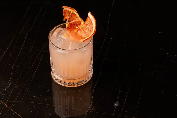 Klassisches Orangefarbenes Cocktailglas Auf Einem Glastisch Nachtclub Restaurant Alkohol Cocktail — Stockfoto